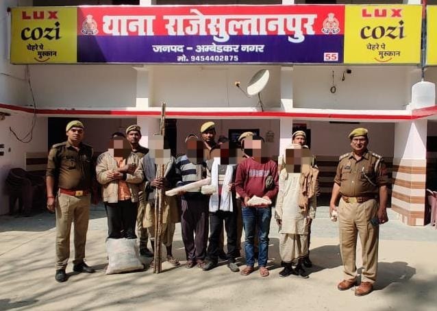 राजेसुलतानपुर में हुए खूनी संघर्ष में पुलिस ने घटना में वांछित 6 अभियुक्तों को किया गिरफ्तार