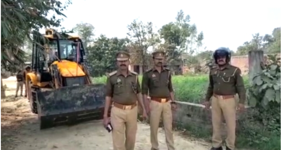 आरोपी के घर बुलडोजर लेकर पहुँची मालीपुर पुलिस, दिया सख्त निर्देश