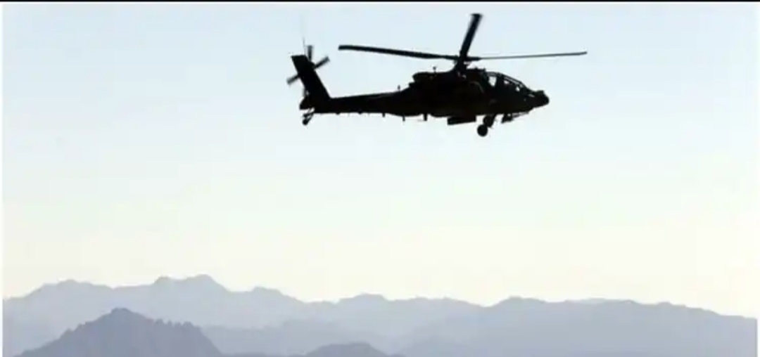नौ सेना का हेलिकॉप्टर दुर्घटना का शिकार क्रु के तीन सदस्यों को सुरक्षित बचाया गया