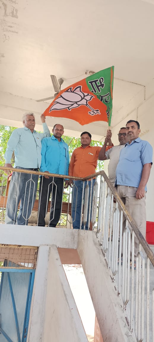 पहितीपुर, औरंगनगर में भारतीय जनता पार्टी का 44 वां स्थापना दिवस पार्टी के कार्यकर्ताओं एवं नेताओं ने घरों पर झंडा फहराते हुए धूमधाम से मनाया