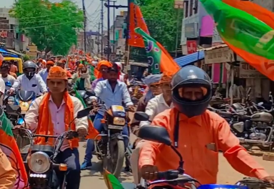 भाजपा प्रत्याशी के समर्थन में बाइक रैली का प्रभारी मंत्री ने किया नेतृत्व,कार्यकर्ताओं में दिखा भारी उत्साह