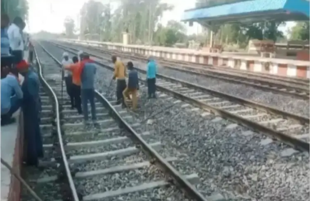 भीषण गर्मी से पिघलकर फैल गई रेलवे पटरी,लोकों पायलट ने रोका बड़ा हादसा