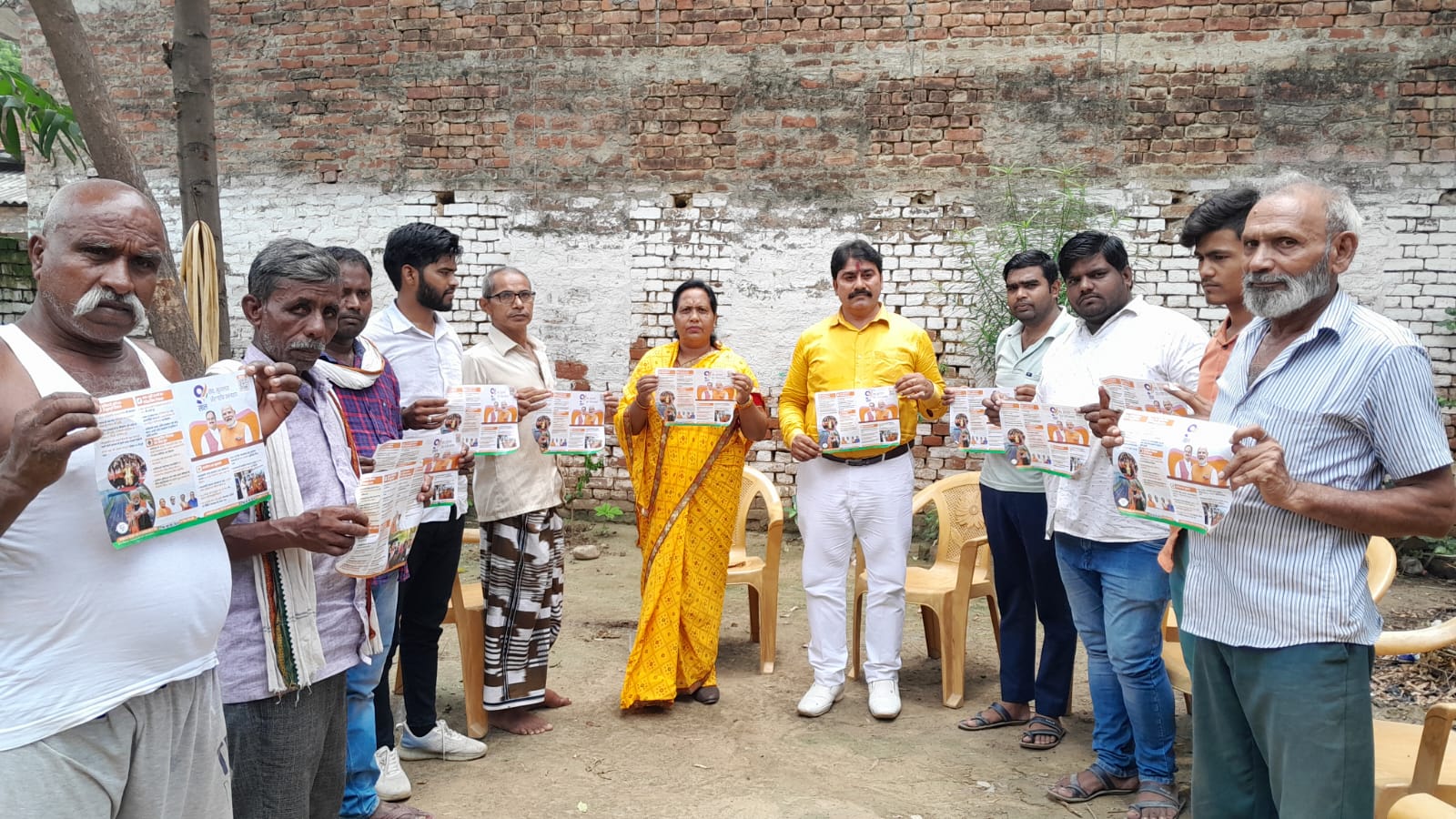 भाजपा नेत्री के नेतृत्व में कार्यकर्ताओं ने किया घर घर संपर्क