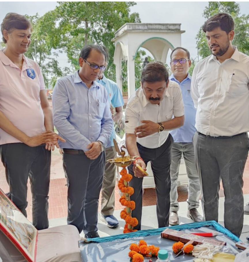 चिकित्सक दिवस के अवसर पर डीएम ने दीप प्रज्वलित कर, नि: शुल्क चिकित्सा शिविर का शुभारंभ 