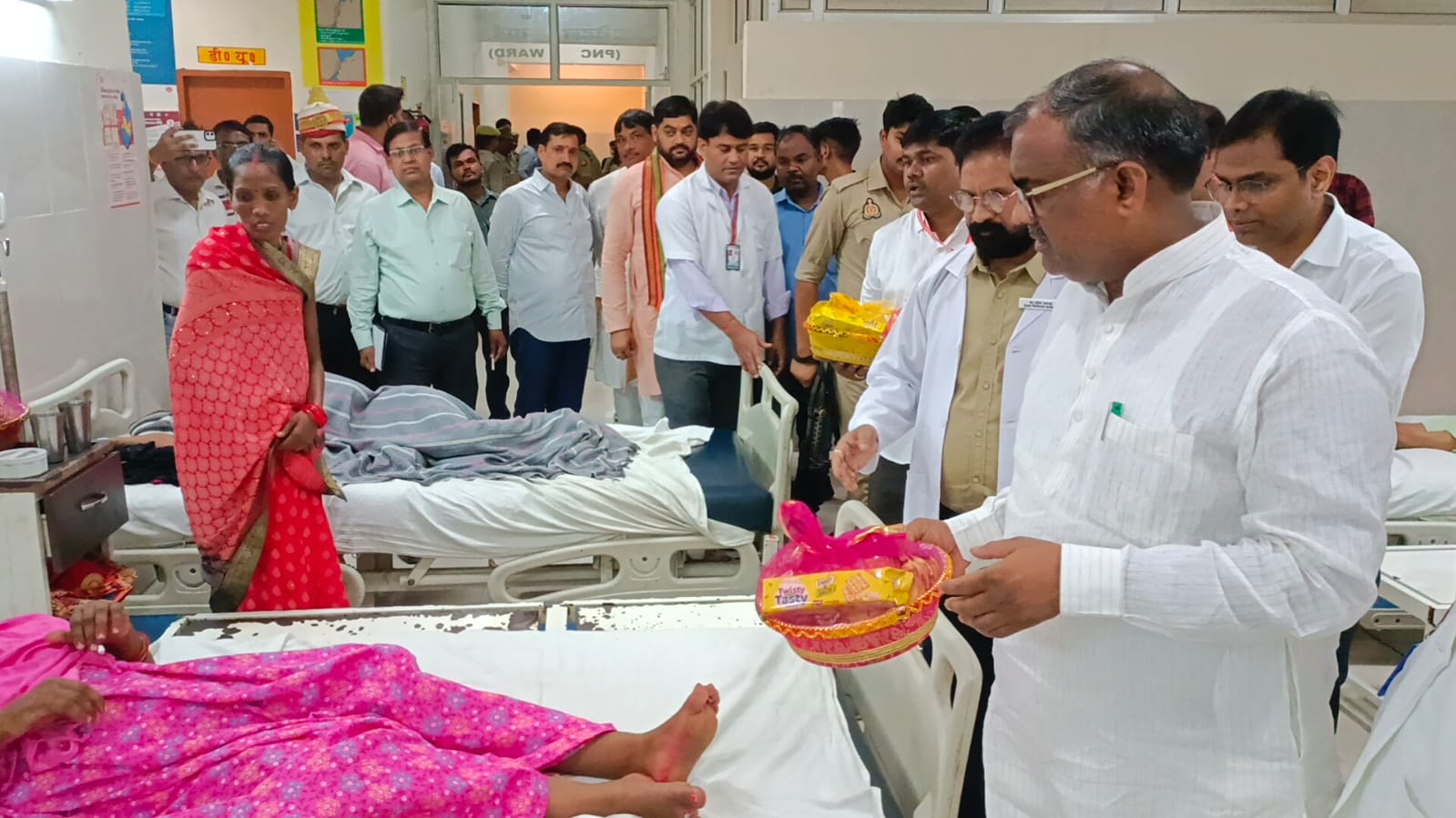 राज्य मंत्री गिरीश चंद्र यादव ने मरीजों को फल किया वितरित