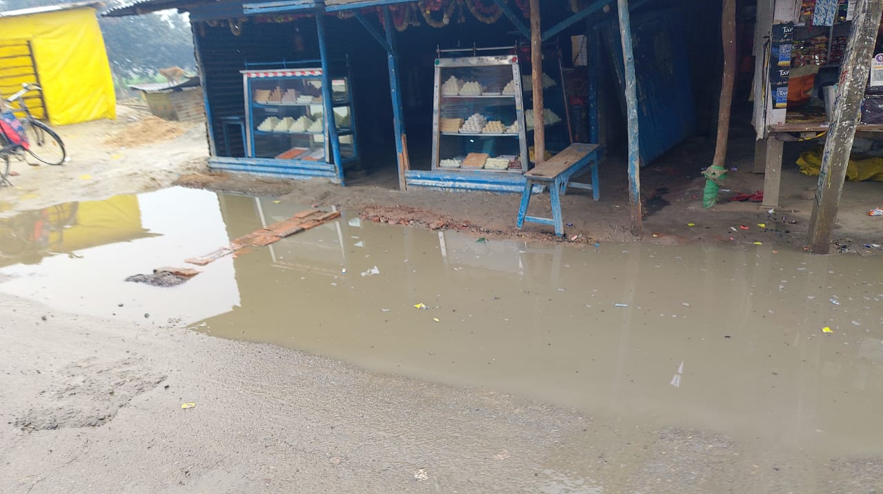हल्की सी बारिश होने के कारण जलमग्न हुआ पदुमपुर बाजार