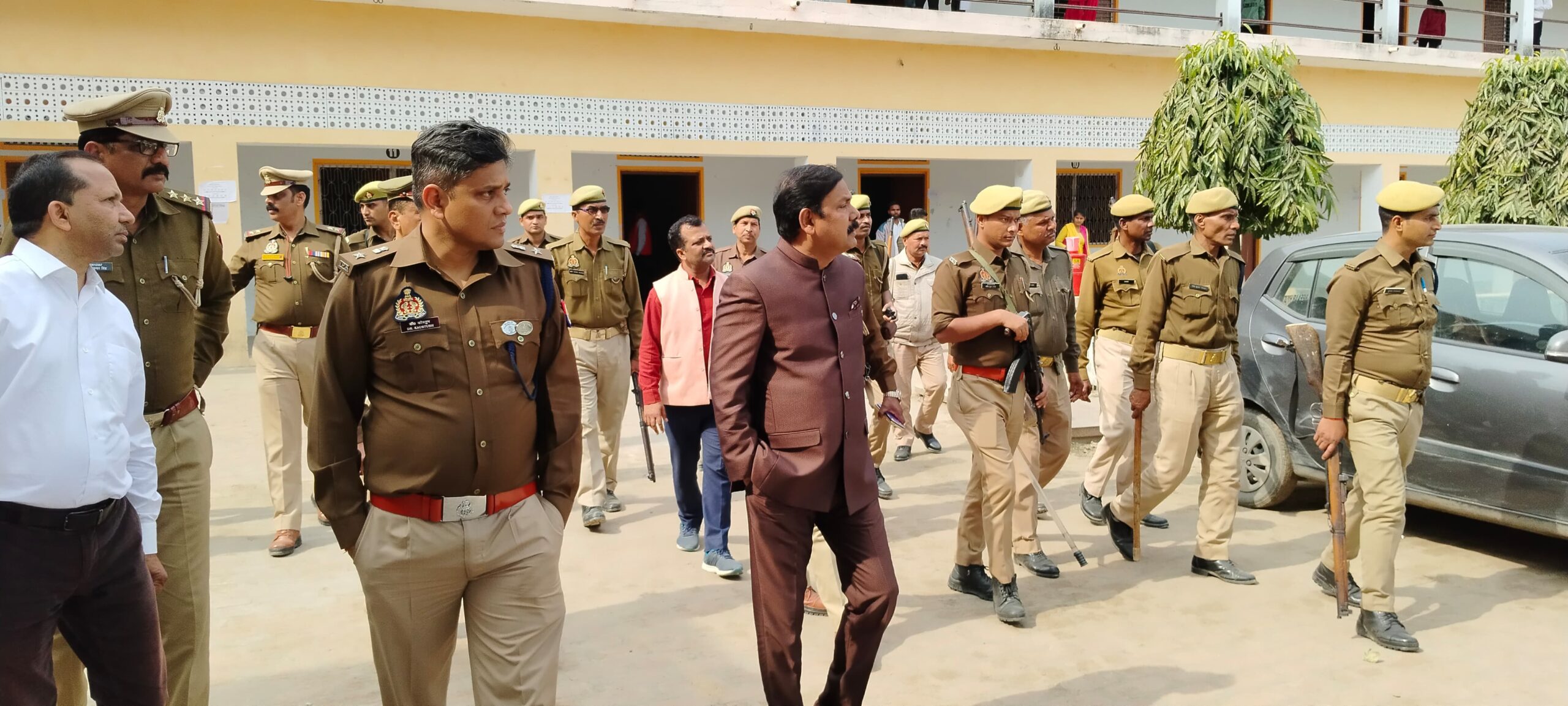 यूपी पुलिस की नकल विहीन परीक्षा के दूसरे दिन मुस्तैद दिखे डीएम एसपी