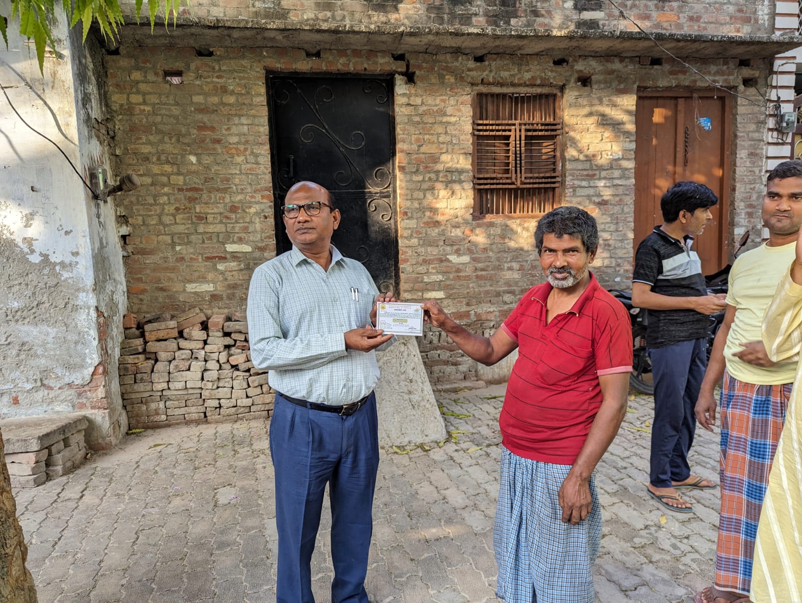 उपजिला निर्वाचन अधिकारी मोहनलाल गुप्त ने मतदाताओं को दिया आमंत्रण पत्र