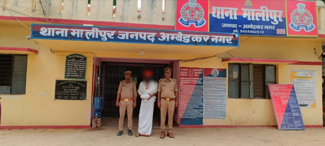 मालीपुर पुलिस ने गांजे के साथ अभियुक्त को किया गिरफ्तार