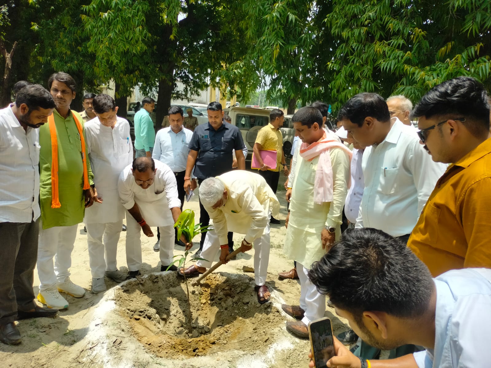 जनपद दौरे पर आए जल शक्ति मंत्री स्वतंत्रदेव सिंह ने टांडा पंप नहर का किया निरीक्षण 