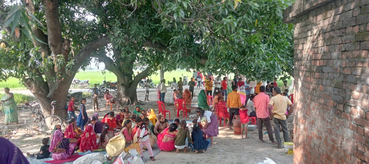 आम के वृक्ष में भगवान गणेश की आकृति का साक्षात दर्शन कर रहे श्रद्धालु,भंडारे का आयोजन   