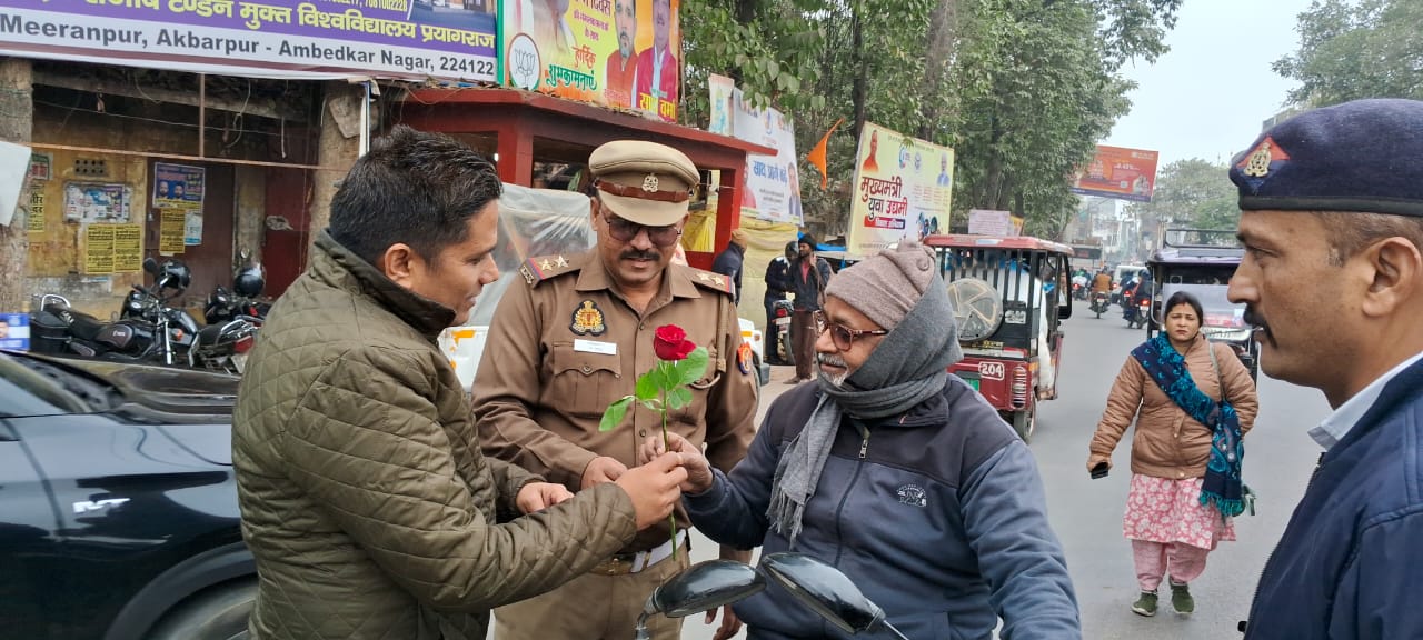 सड़क सुरक्षा जीवन रक्षा जनता को ट्रेफिक पुलिस ने किया जागरूक