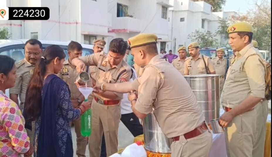 पुलिस लाइन में संगम से लाई गई पवित्र गंगाजल को एसपी ने किया वितरित