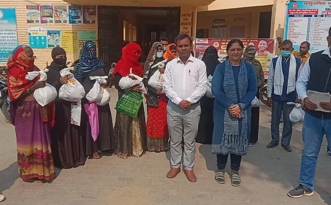 डॉ प्रज्ञा बाजपेई ने 55 क्षय रोगियों को वितरित की पोषण किट
