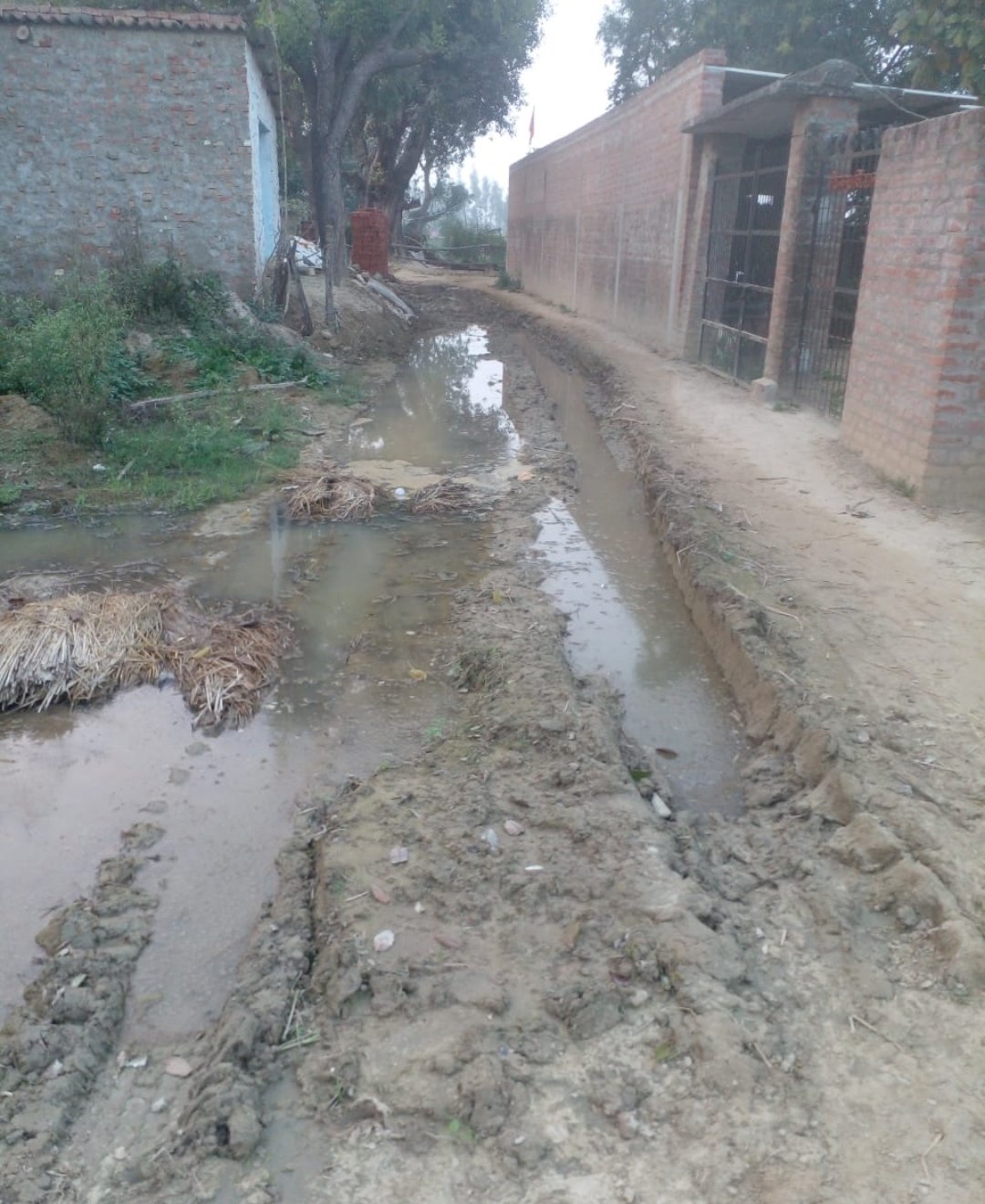 दबंगों ने रास्ते पर पानी गिरा मार्ग को किया अवरुद्ध,पीड़ित ने उपजिलाधिकारी से की शिकायत