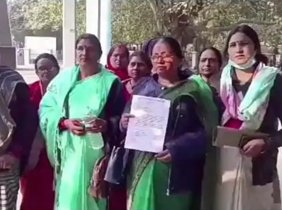 आशा बहुओं ने कलेक्ट्रेट पर किया प्रदर्शन, दिया ज्ञापन