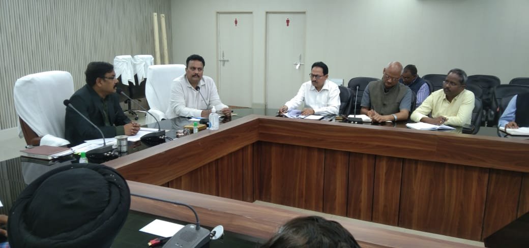 त्यौहारों के दृष्टिगत डीएम की अध्यक्षता में कलेक्ट्रेट सभागार में विद्युत व्यवस्था की समीक्षा बैठक हुई
