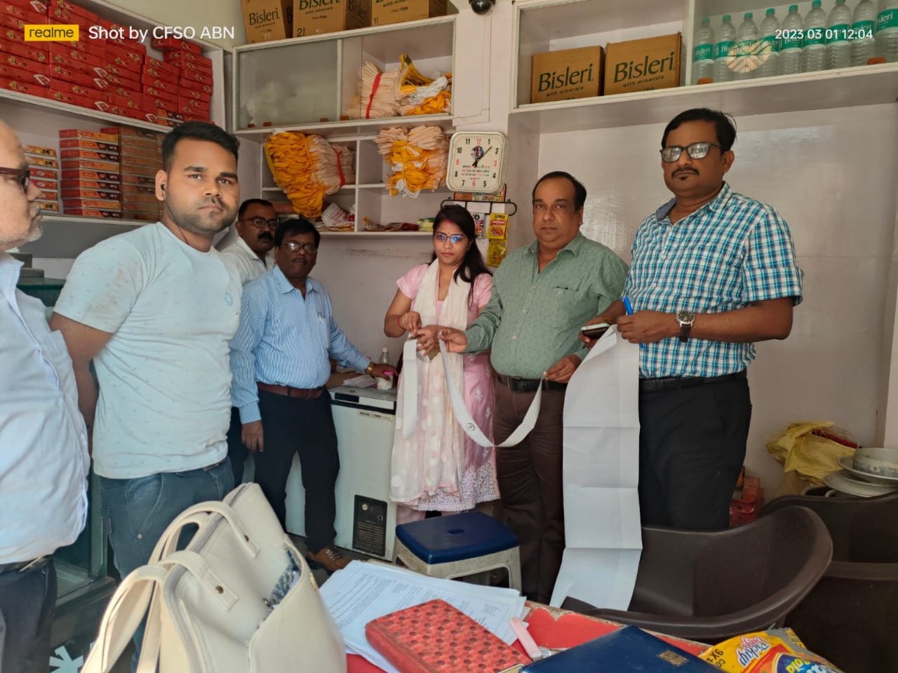 त्योहारों पर खाद्य  सुरक्षा विभाग ने बाजारों से नमूने एकत्र किए