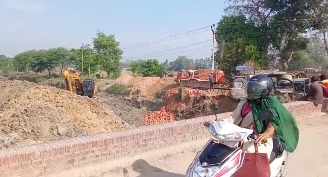 नहर की पटरी पुल निर्माण में नहीं किया जा रहा मानक के अनुरूप सामग्री का प्रयोग