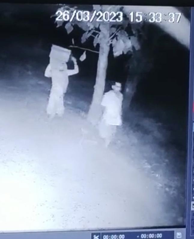 बीती रात बेखौफ चोरों ने क्षेत्र के बनी अलहदादपुर गांव में दो घरो को बनाया अपना निशाना