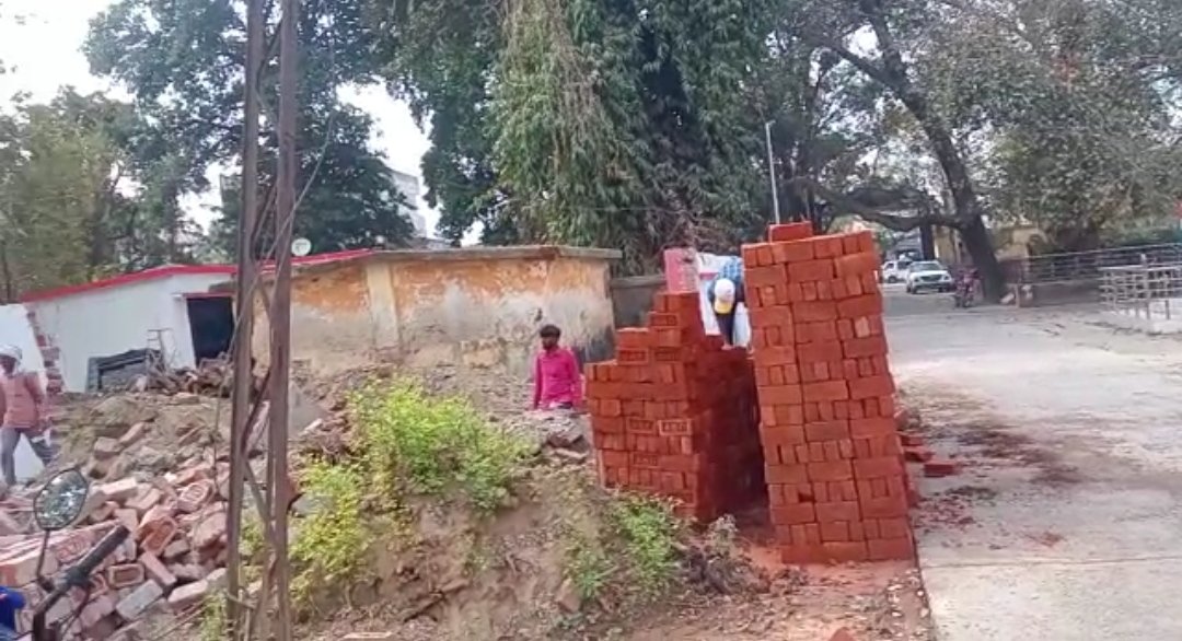 ब्लॉक परिसर में हो रहे निर्माण में किया जा रहा दोयम दर्जे की ईट का प्रयोग