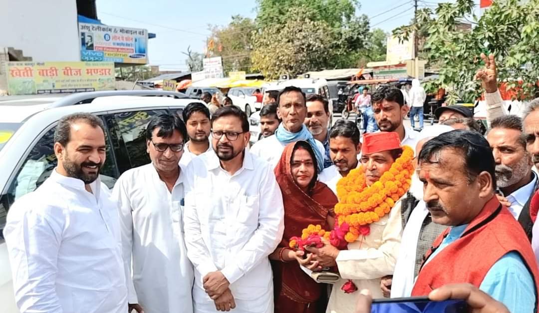 दूसरी बार जिला अध्यक्ष बनने पर पदाधिकारियों ने फूल मालाओं से किया स्वागत