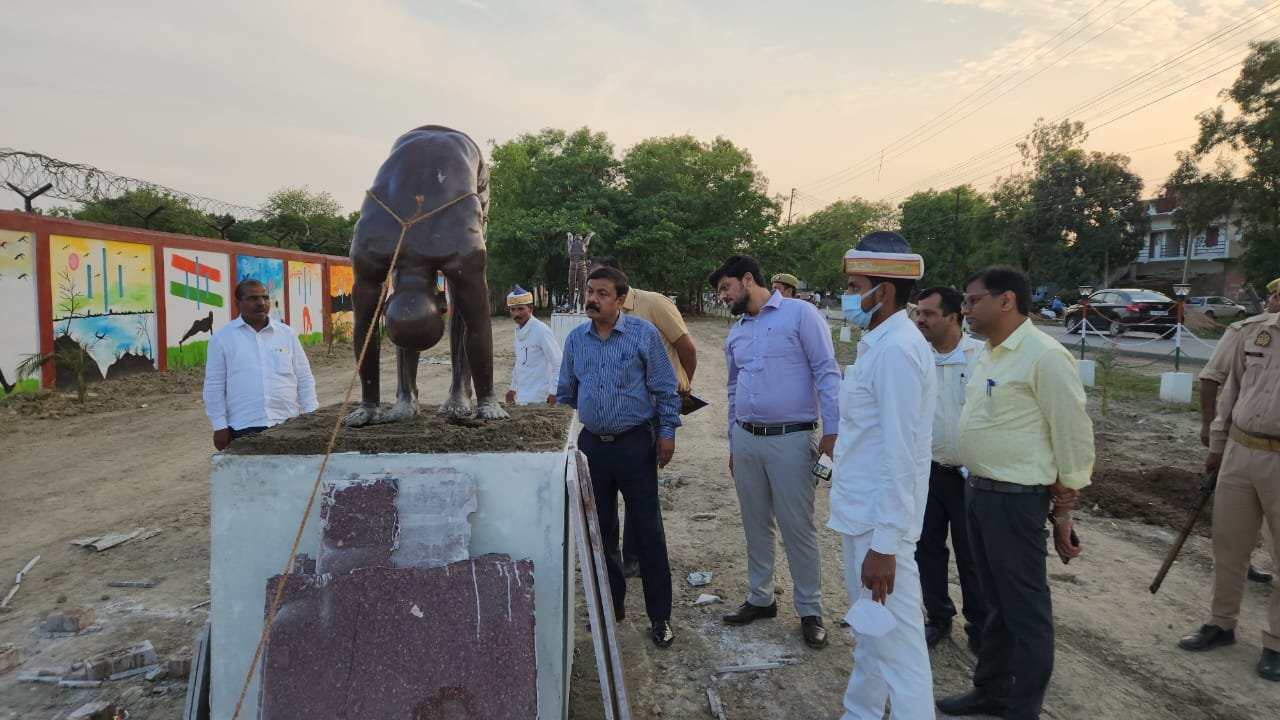 जिलाधिकारी ने हवाई पट्टी पर नवनिर्मित व्यायाम पार्क का किया भौतिक निरीक्षण
