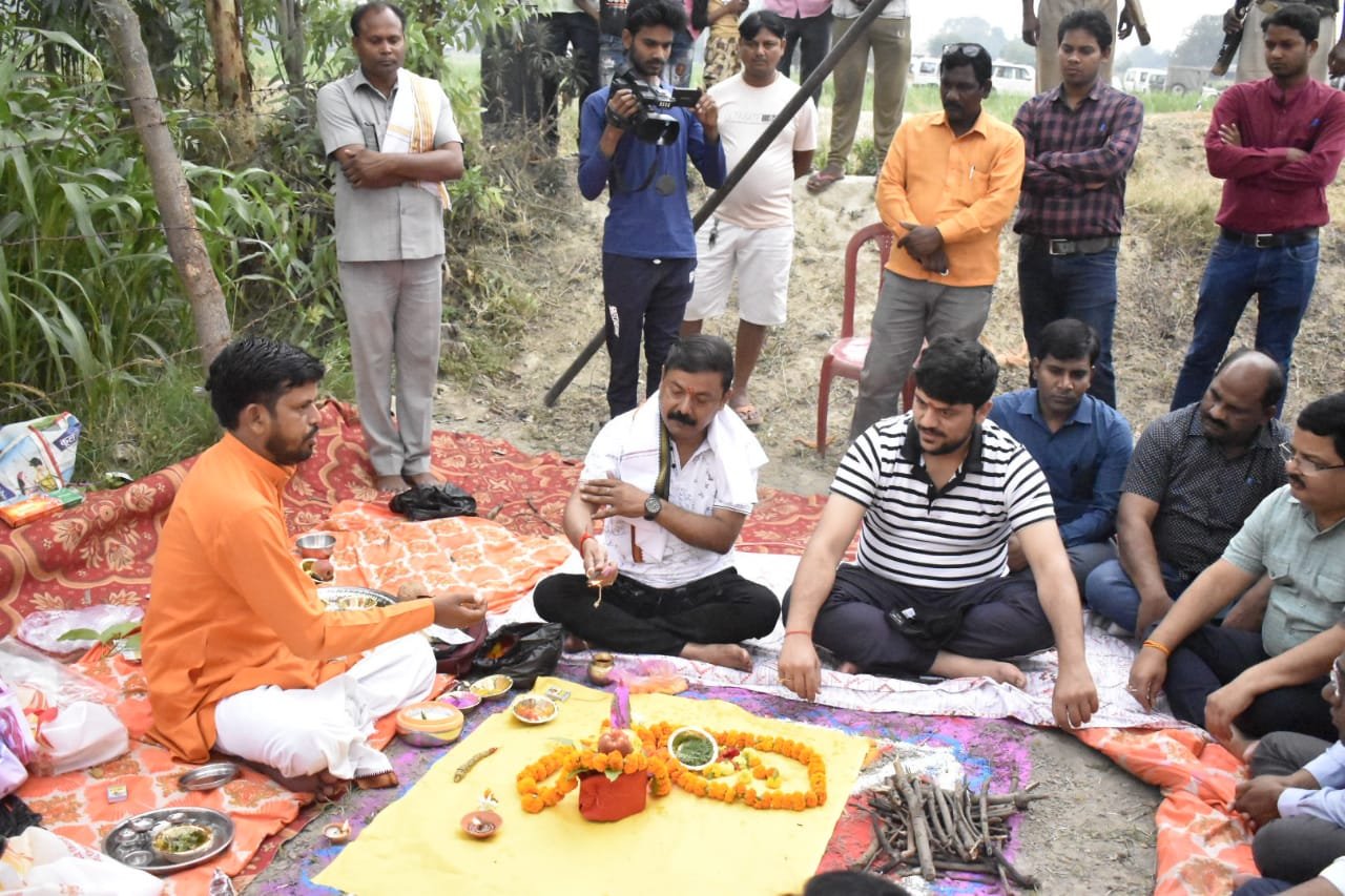 जिलाधिकारी ने दरवन झील का किया निरीक्षण, नलकूप के लिए किया भूमि पूजन