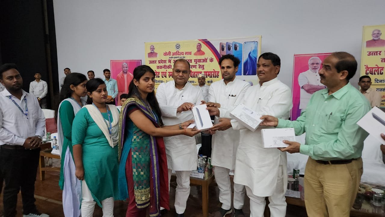 राजकीय मेडिकल कालेज के छात्र छात्राओं को टेबलेट वितरण किया गया