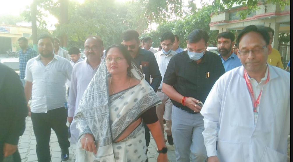 राज्य मंत्री विजय लक्ष्मी गौतम ने जिला अस्पताल का किया निरीक्षण
