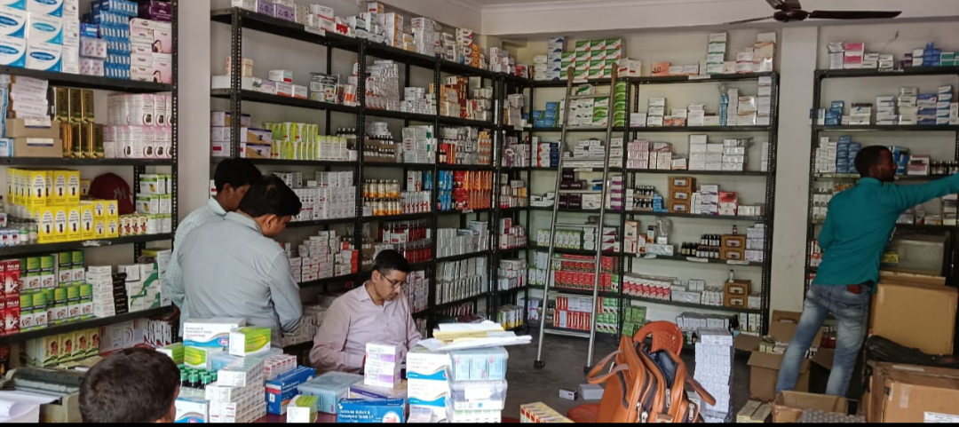 औषधि विभाग ने औषधियों के क्रय विक्रय की जांच, संदिग्ध औषधियों के लिए नमूने 