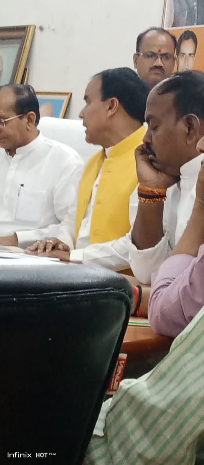 सुल्तानपुर मे प्रेस वार्ता मे सोते नजर आये विधायक राजेश गौतम