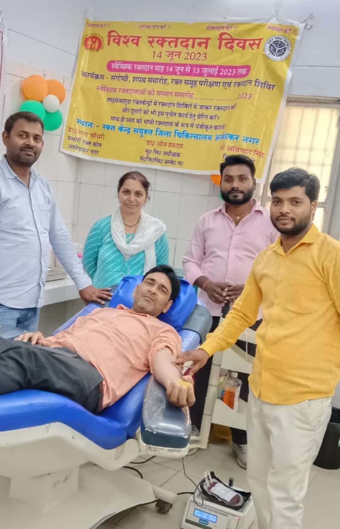 ब्लड बैंक द्वारा मनाए जा रहे रक्तदाता माह में स्वेच्छा से लोगों ने किया रक्तदान