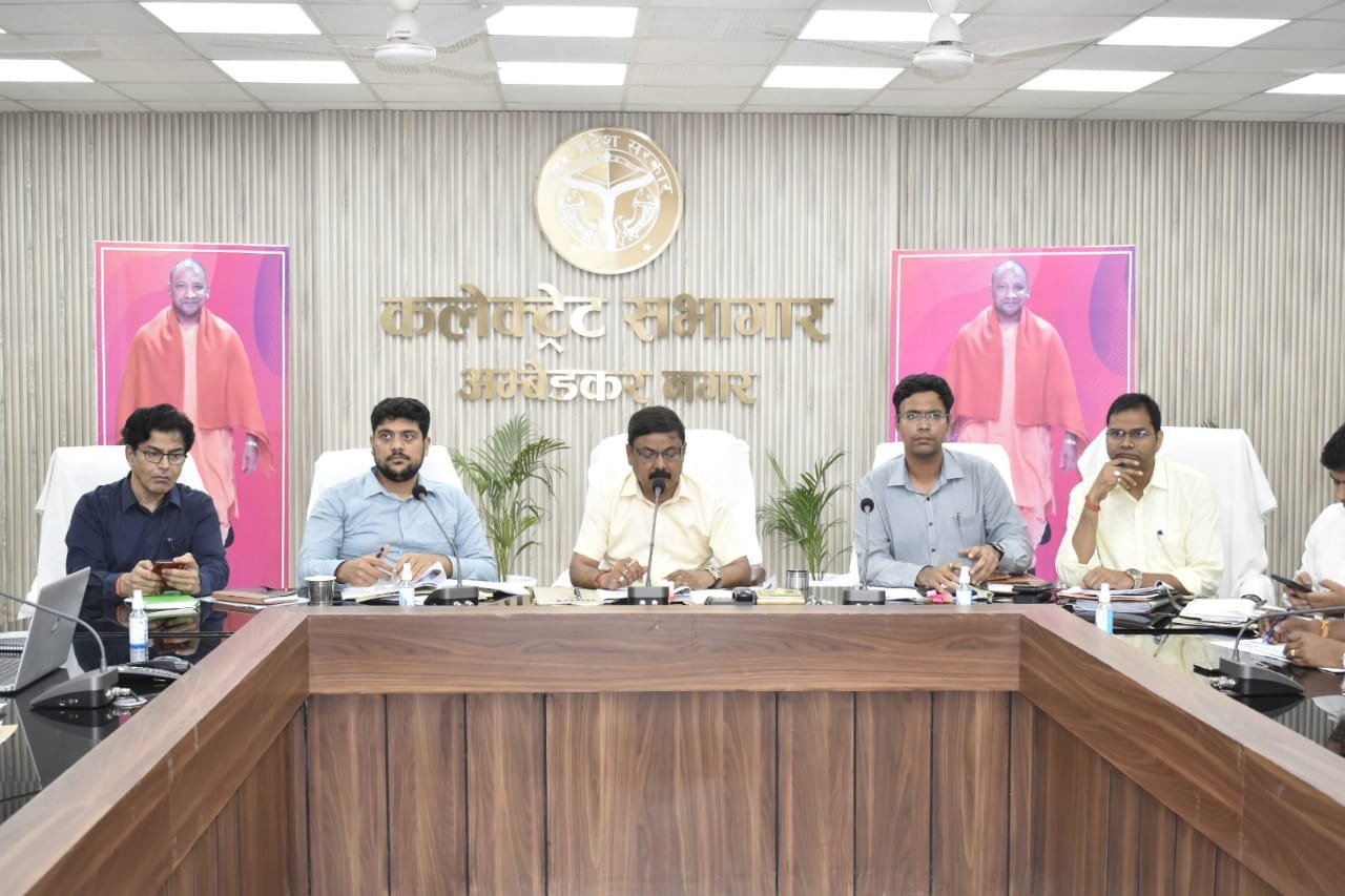 पेट्रोल पंप एनओसी के संबंध में कलेक्ट्रेट सभागार में डीएम की अध्यक्षता में बैठक आयोजित हुई