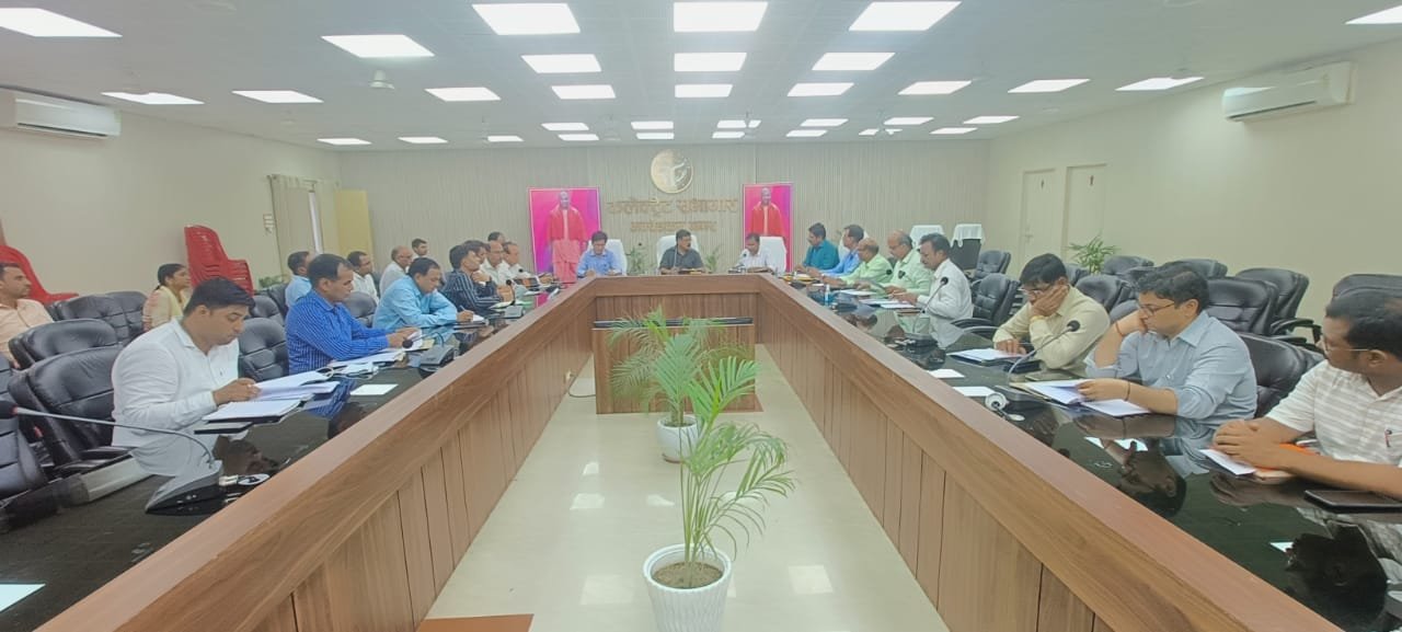 जिलाधिकारी व मुख्य विकास अधिकारी ने निवेशकों के साथ की बैठक