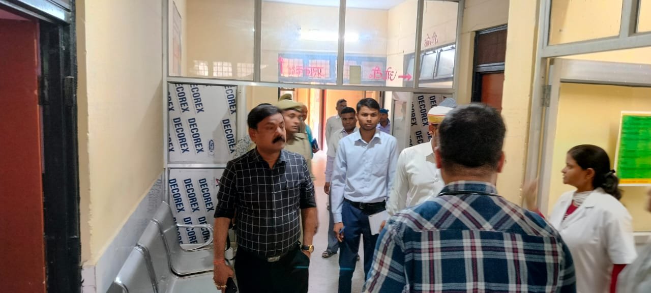 जिलाधिकारी ने  सामुदायिक स्वास्थ्य केंद्र कटेहरी तथा भीटी का किया औचक निरीक्षण