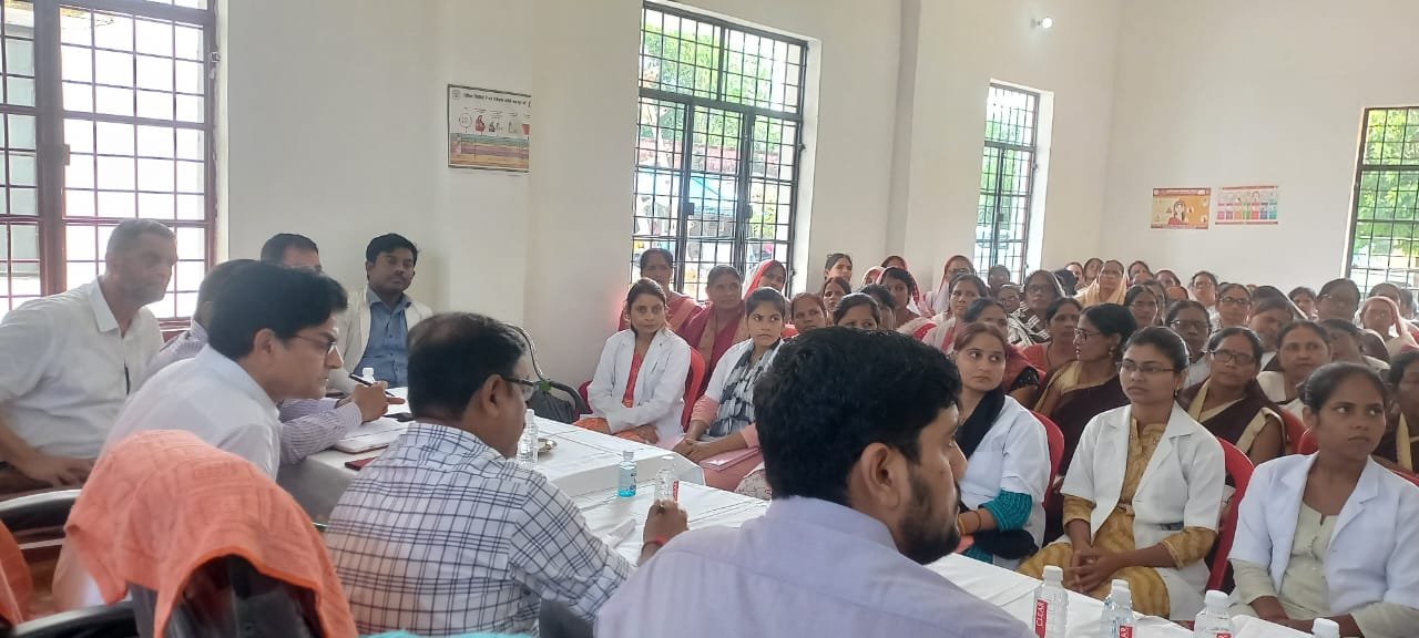 डीएम, सीडीओ ने भीटी स्वास्थ्य केंद्र पर आकांक्षात्मक 75 इंडिकेटर के अंतर्गत हेल्थ एंड न्यूट्रिशन की समीक्षा बैठक आयोजित हुई
