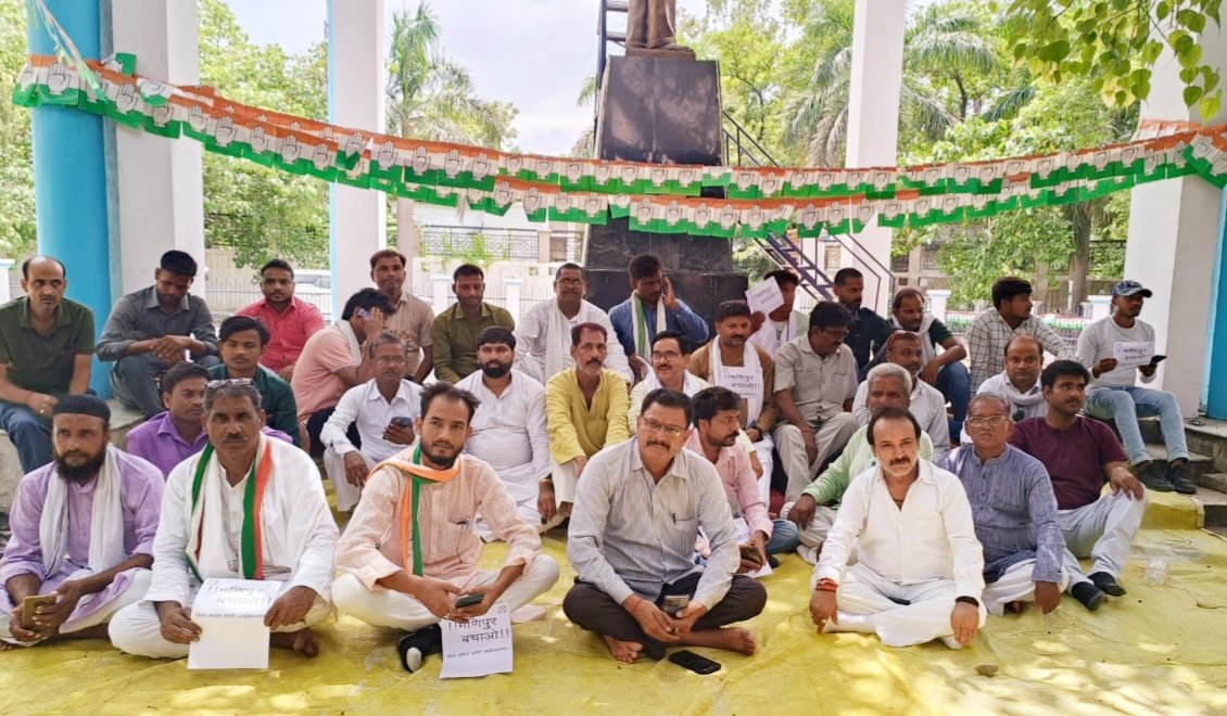 मणिपुर की घटना को लेकर कांग्रेसियों ने कलेक्ट्रेट पर भीमराव अंबेडकर की प्रतिमा के समक्ष किया प्रदर्शन