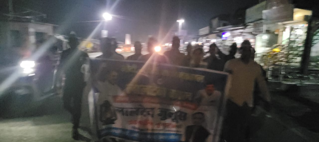 आम आदमी पार्टी ने विद्युत कटौती के खिलाफ योगी सरकार को लालटेन जुलूस निकालकर दिखाया आईना 
