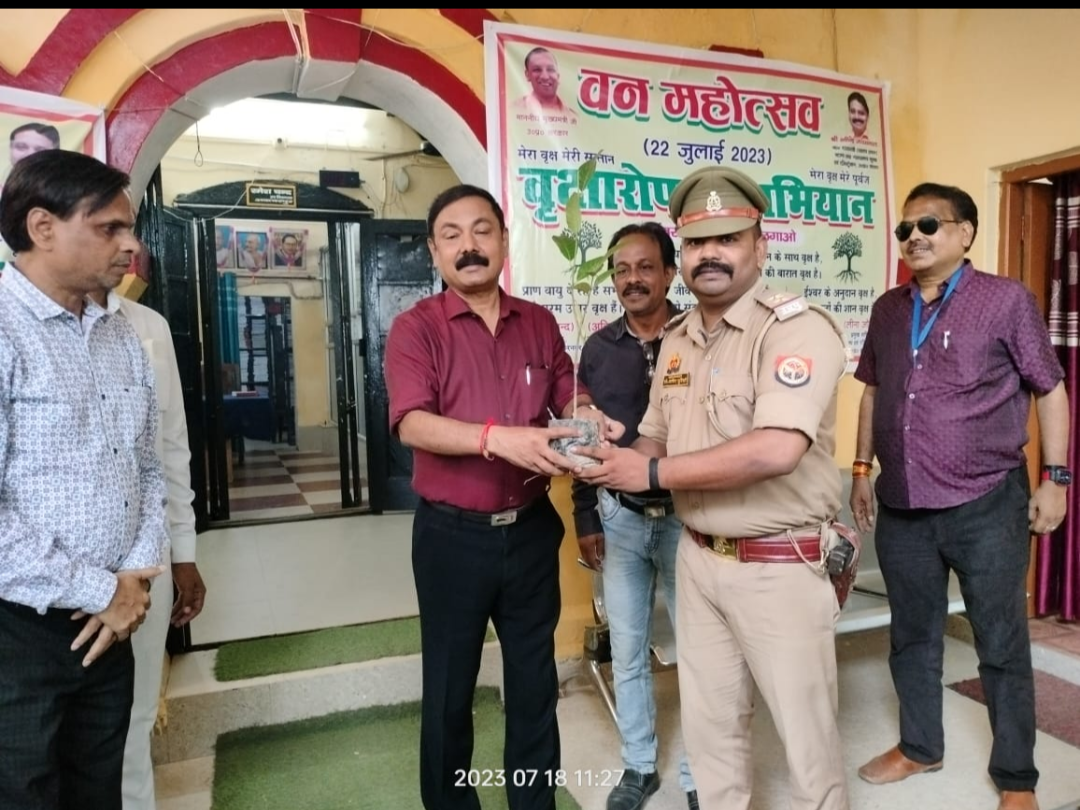 जिलाधिकारी ने रजिस्ट्री कार्यालय व तमसा नदी का किया निरीक्षण 