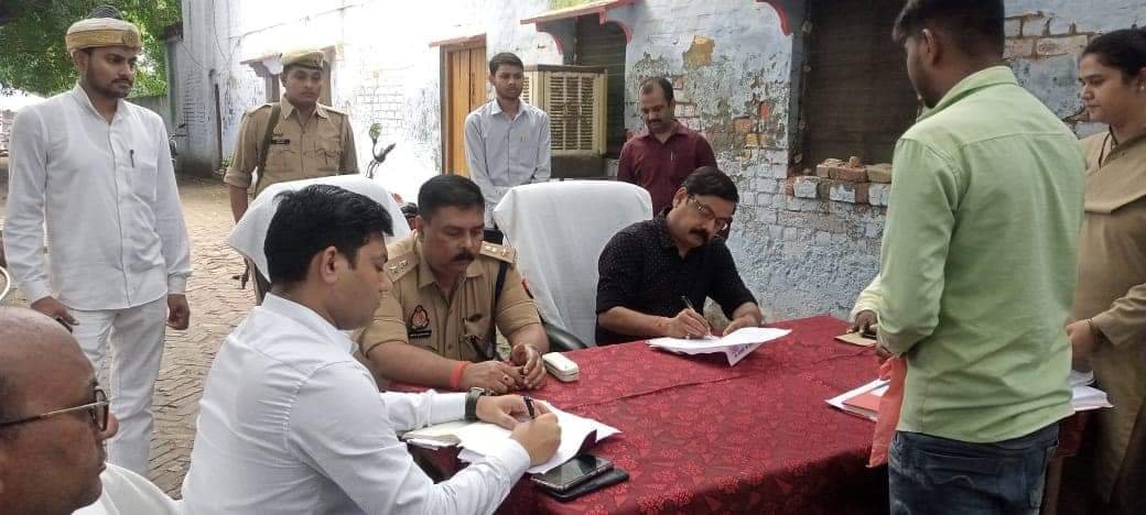 समाधान दिवस में अचानक पहुंचे डीएम व एसपी ने दस मामलों का किया त्वरित निस्तारण 