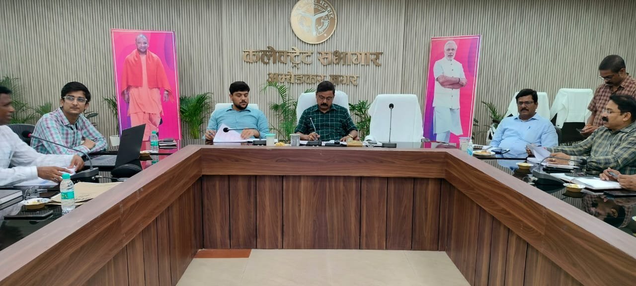 जिलाधिकारी ने आयुष्मान कार्ड बनाने की धीमी प्रगति पर लगाई कड़ी फटकार