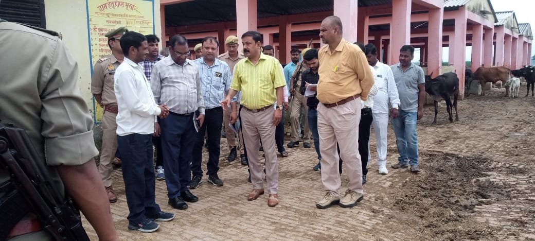 जिलाधिकारी ने बृहद गोवंश संरक्षण केंद्र अखलासपुर का किया निरीक्षण