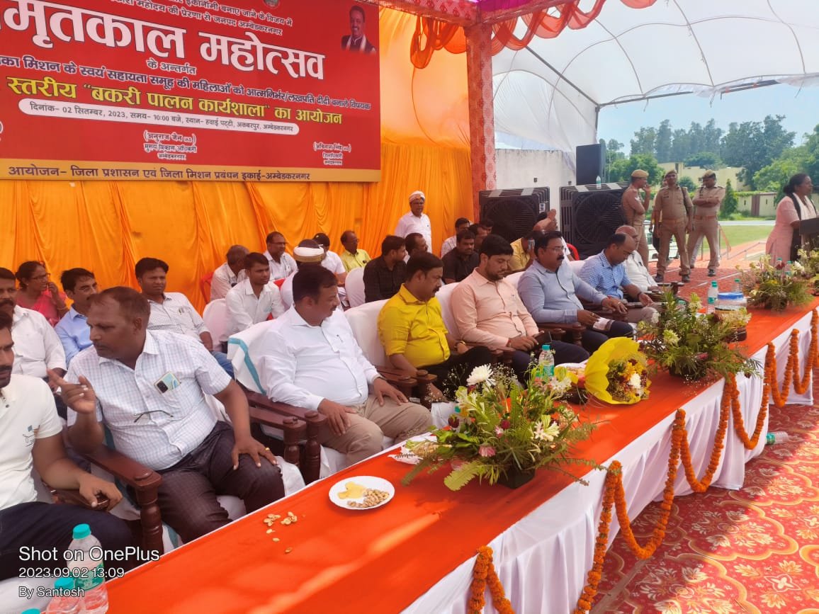 समूह की महिलाओं को आर्थिक रूप से मजबूत करना है व उद्यमी बनना हैं-जिलाधिकारी