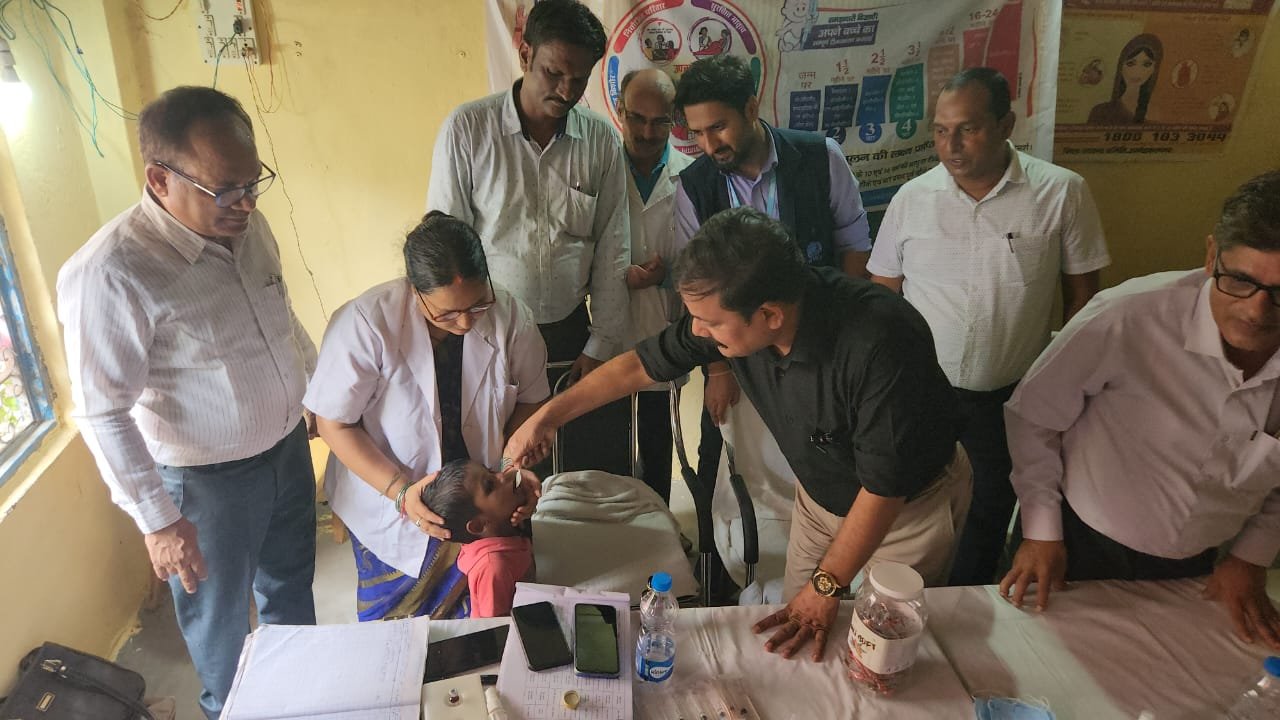 टीकाकरण के द्वितीय चरण का शुभारम्भ जिलाधिकारी ने बच्चों को पोलियो खुराक पिलाकर की