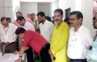 ईवीएम मशीन की चेकिंग का जिलाधिकारी ने लिया जाएजा