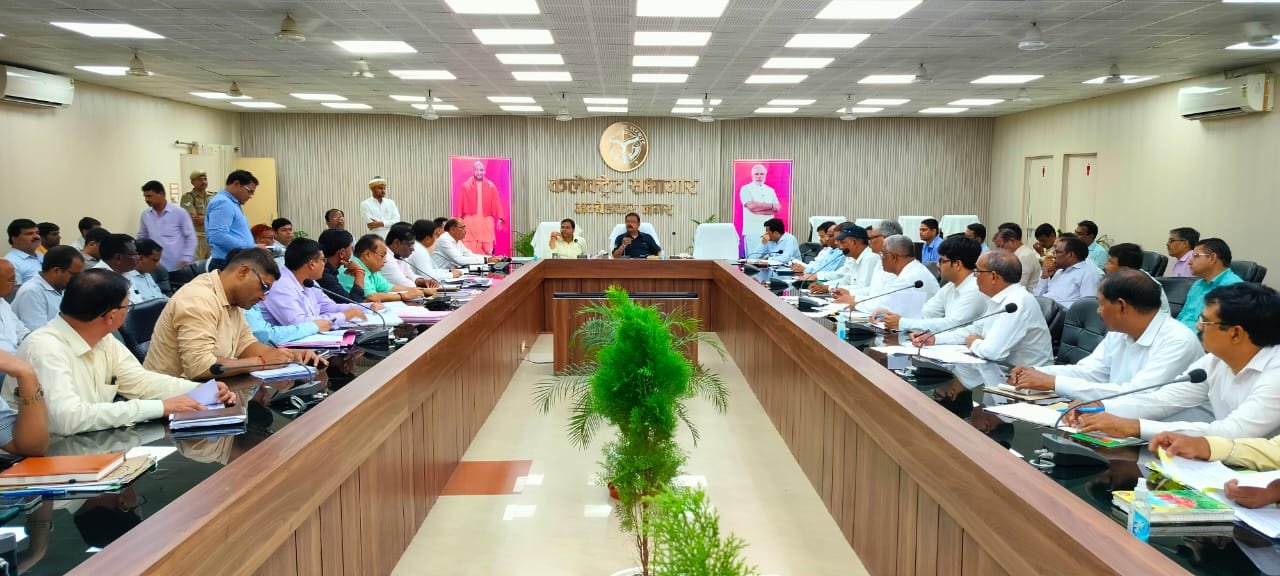 जिलाधिकारी की अध्यक्षता में राजस्व कार्यो की मासिक समीक्षा बैठक आयोजित हुई 