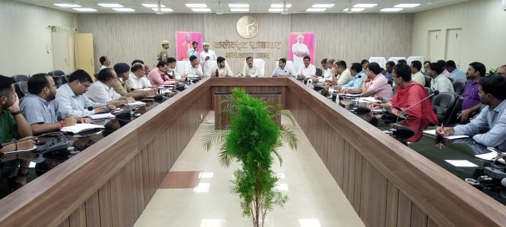 प्रधानमंत्री किसान सम्मान निधि योजना की समीक्षा बैठक जिलाधिकारी ने की
