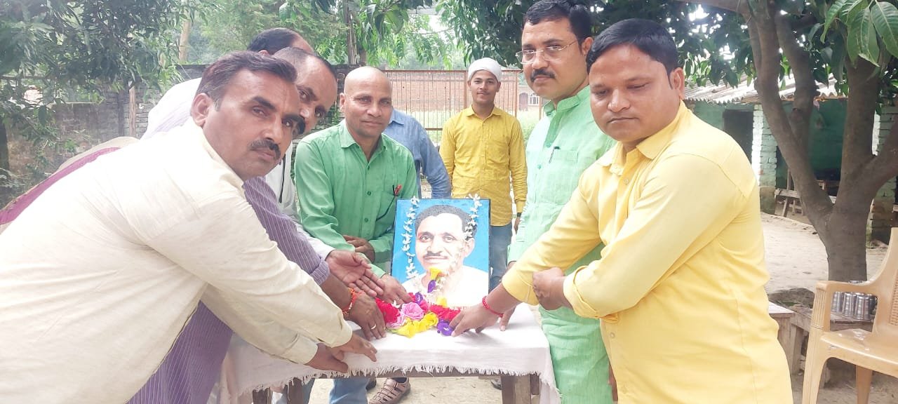 पंडित दीनदयाल उपाध्याय की प्रतिमा पुष्प अर्पित कर मनाई जयंती