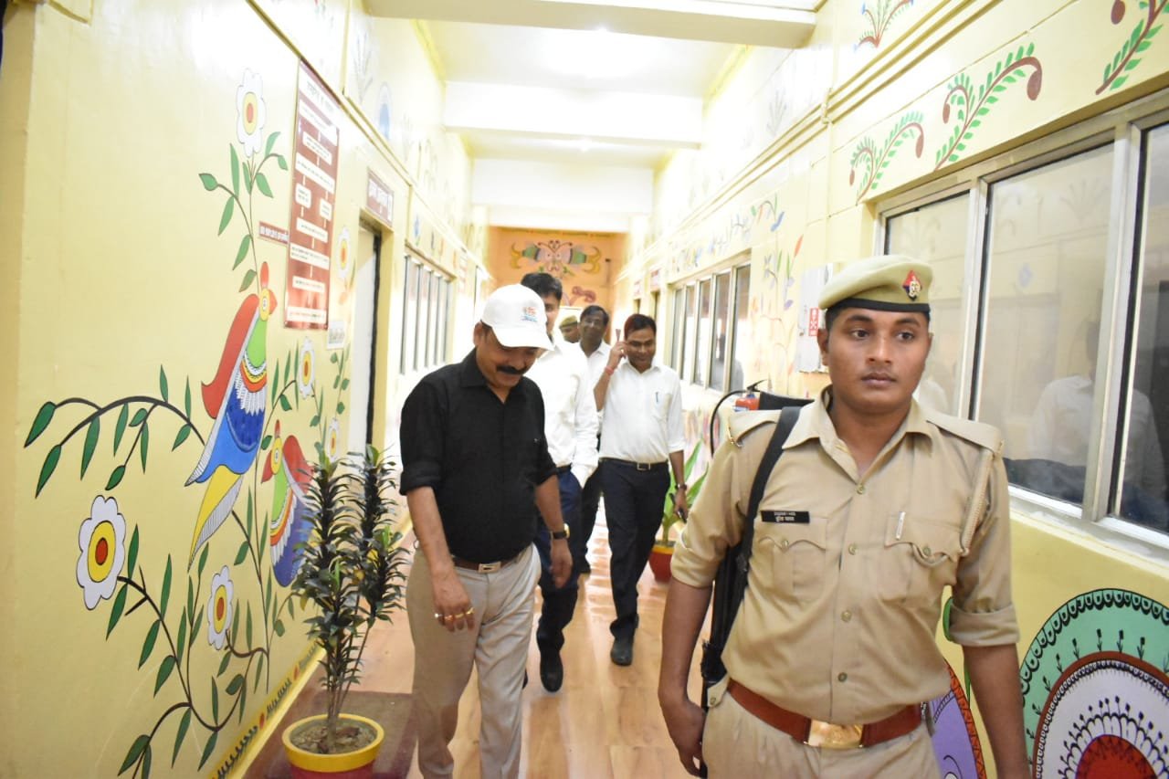 स्वच्छता ही सेवा पखवाड़ा के अंतर्गत नोडल अधिकारी व डीएम ने कलेक्ट्रेट परिसर का किया निरीक्षण